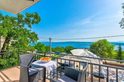 德拉马利Apartman Draga的阳台配有桌椅和船只。