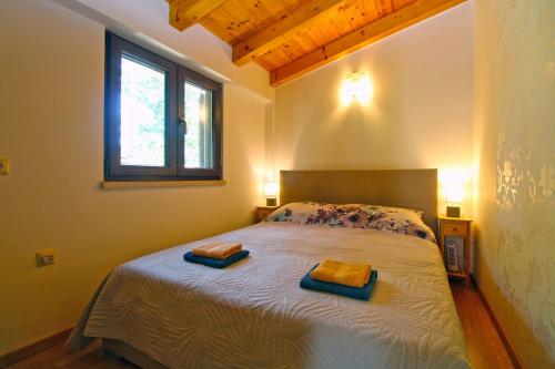 a bedroom with a bed with two towels on it at House Stella 1319 in Valtura