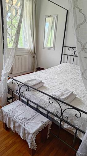 a bedroom with a bed with white sheets and a window at Traghetto vecchio house in Cavallino-Treporti