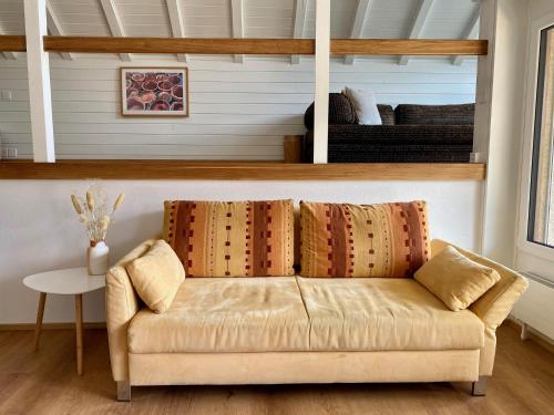 ein Wohnzimmer mit einem Sofa und einem Bett in der Unterkunft Ferienwohnung BuchtSpiez in Spiez