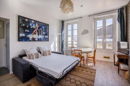 une chambre avec un lit, une table et des chaises dans l'établissement MYAPPARTLAROCHELLE, à La Rochelle