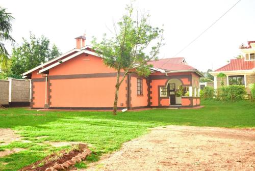 una piccola casa con un albero nel cortile di Pacific Homes @milimani court, kakamega a Kakamega