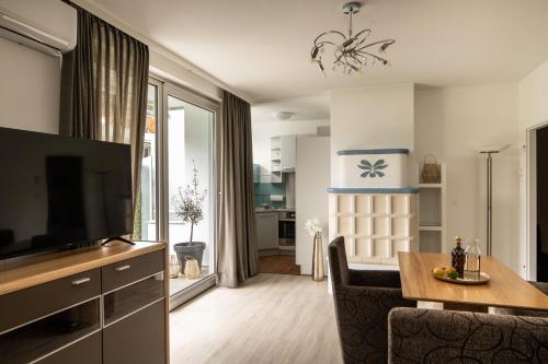 TV a/nebo společenská místnost v ubytování Ferienwohnung Wörthersee - by 24 Holiday