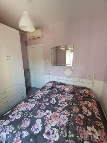 sypialnia z łóżkiem z narzutą kwiatową w obiekcie Appartamento centrale con parcheggio gratuito w mieście Santa Maria Capua Vetere