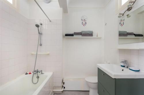 y baño con bañera, aseo y lavamanos. en Vue mer / Jaurès-Centre-Ville / Appart Lumineux, en Brest