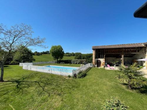a house with a swimming pool in a yard at Maison dans le sud avec piscine chauffée - Midoon Guest in Tillac