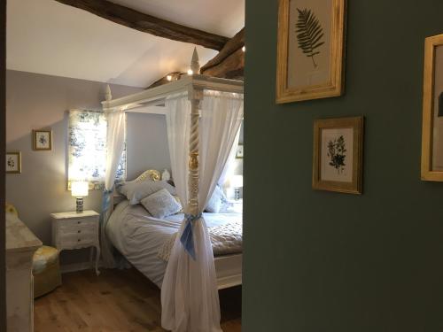 1 dormitorio con 1 cama con dosel en Gîte Le Dolmen, Cognac, en Julienne