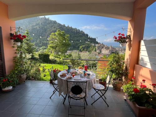 una mesa en un balcón con vistas a la montaña en BellaVista, en Popoli