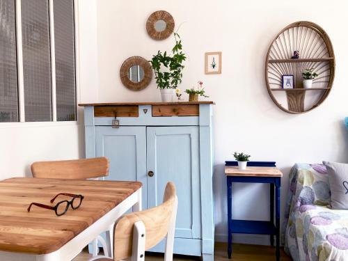 - une salle à manger avec une table et un canapé dans l'établissement Studio Tehani, à Quiberon