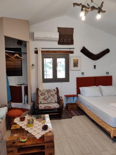 um quarto com uma cama, um sofá e uma mesa em Olea Cottage em Galatás