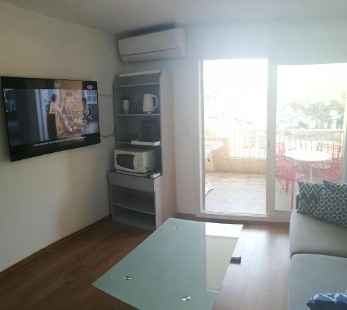 Zdjęcie z galerii obiektu Sympathique studio climatisé sur le port de Hyeres w Hyères