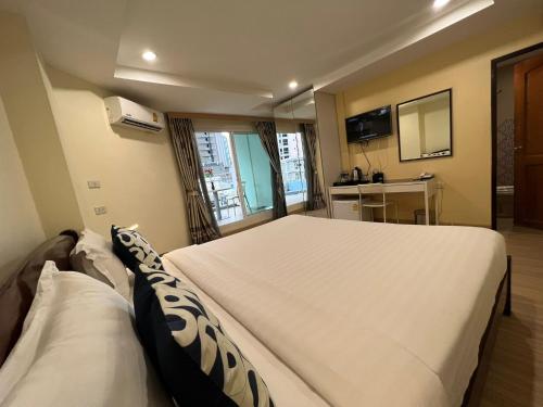 a bedroom with a large white bed in a room at V Check inn Sukhumvit 22 in Bangkok