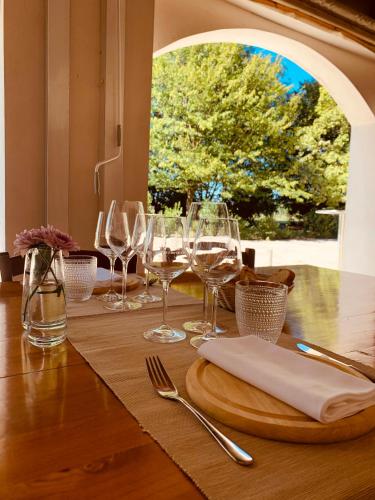 a table with wine glasses and napkins on it at Agriturismo Rechsteiner in Ponte di Piave