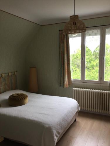 een slaapkamer met een bed en een groot raam bij Maison entière Trélévern in Trélévern