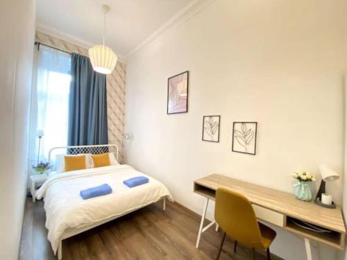 Schlafzimmer mit einem Bett und einem Schreibtisch in der Unterkunft 西火车站舒适3间客房 in Budapest