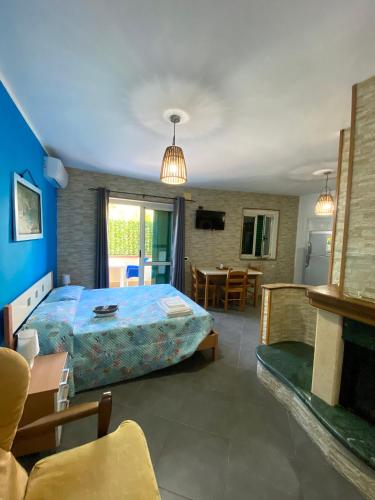um quarto com uma cama e uma sala de estar em Case vacanze Azzurra em Marina di Camerota