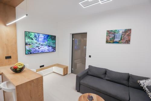 ein Wohnzimmer mit Sofa und Tisch in der Unterkunft City Compass Luxury Suites in Rhodos (Stadt)