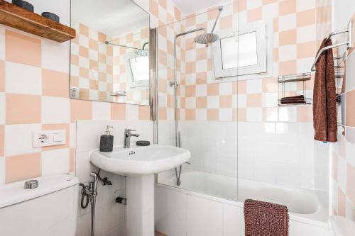 uma casa de banho com um lavatório, um chuveiro e uma banheira em Villa Belvedere em Cala'n Porter