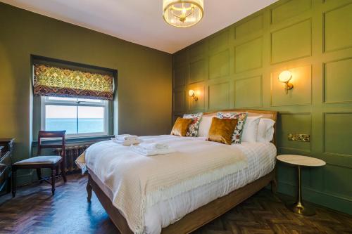蘭迪德諾的住宿－Russell Court by Orenda-Luxe，一间卧室设有一张大床和一个窗户。