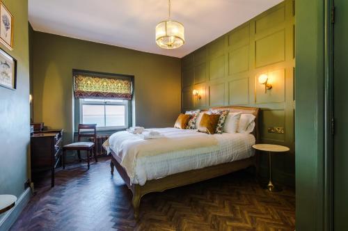 ein Schlafzimmer mit einem großen Bett und einem Fenster in der Unterkunft Russell Court by Orenda-Luxe in Llandudno
