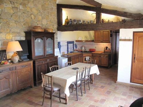 une cuisine avec une table et des chaises dans une pièce dans l'établissement Emplacement magnifique, en pleine nature, 3 pcs, 4 pers, Belvédère exceptionnel, à Mons