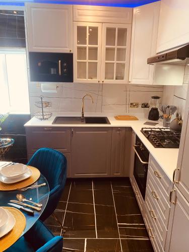 Una cocina o cocineta en Azure Gold Apartment