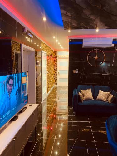 Una televisión o centro de entretenimiento en Azure Gold Apartment
