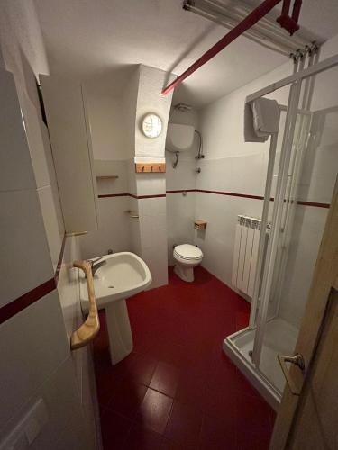 a small bathroom with a toilet and a sink at Residence San Francesco in Pomarance