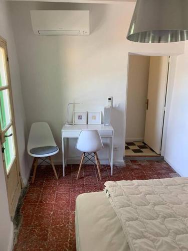 - une chambre avec un bureau, une table et des chaises dans l'établissement Villa Capodanna, au coeur de la vieille ville, rooftop avec magnifique vue sur la mer, à Menton