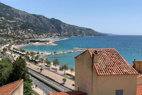 uitzicht op de stad en de oceaan bij Villa Capodanna, au coeur de la vieille ville, maison de village avec magnifique vue sur la mer in Menton