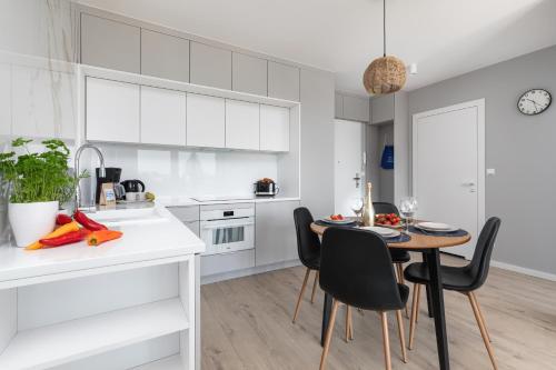 Η κουζίνα ή μικρή κουζίνα στο Seaside Apartamenty Bałtycka 22 Kołobrzeg, parking w cenie
