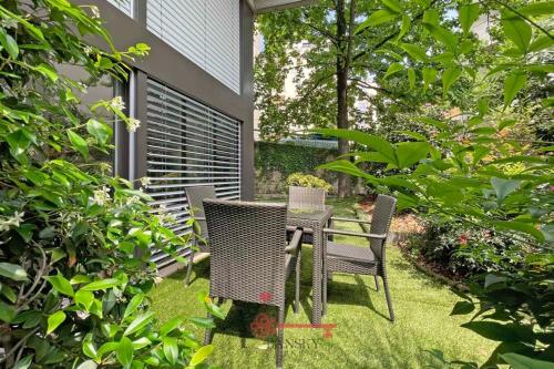 En trädgård utanför DUPLEX LOFT IN LUGANO CENTER with Garden, Wi-Fi -By EasyLife Swiss