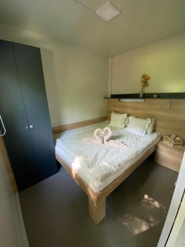 Un dormitorio con una cama con dos corazones. en Metkina Hiška 