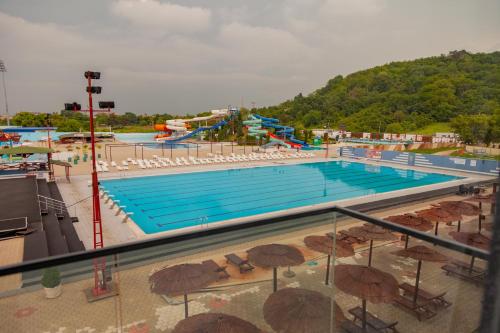 Bazén v ubytování Aqua Lux Apartman nebo v jeho okolí