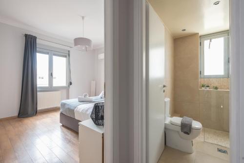 una camera con letto e un bagno con servizi igienici di Syntagma SQ Residence ad Atene