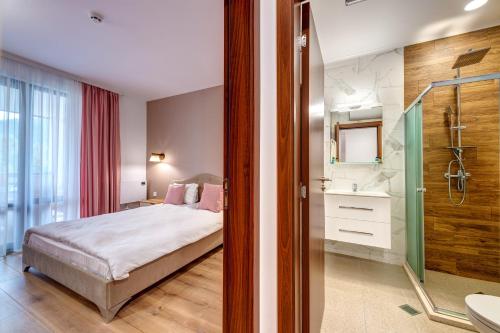 - une chambre avec un lit, une douche et une salle de bains dans l'établissement Secret Lake 533 at Oak Residence, à Smolyan