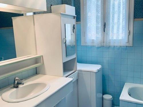 une salle de bain avec un lavabo et des toilettes dans l'établissement Appartement F3 avec Terrasse, Garage et Wifi - 4 Couchages - Proche Cures et Centre Ville - FR-1-703-113, à Amélie-les-Bains-Palalda
