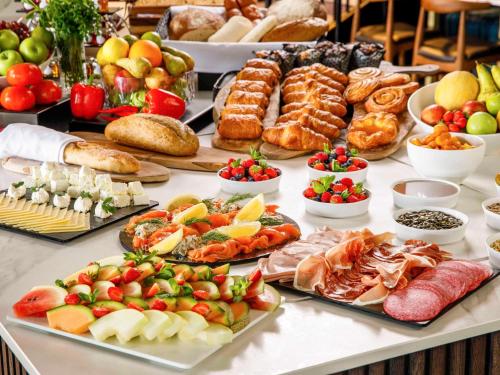 una mesa llena de muchos tipos de alimentos diferentes en Mercure Paignton Hotel en Paignton