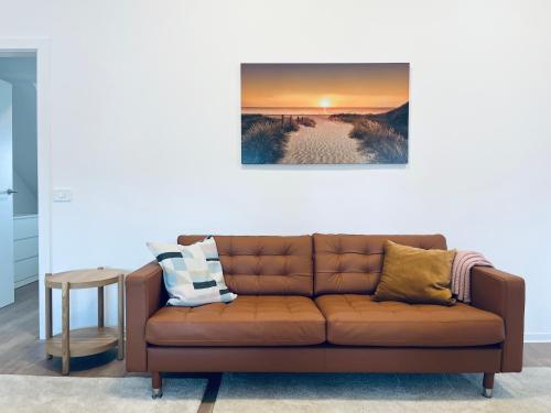 sala de estar con sofá marrón y mesa en Villa Kovačeva 15, app 2, free parking, en Liubliana