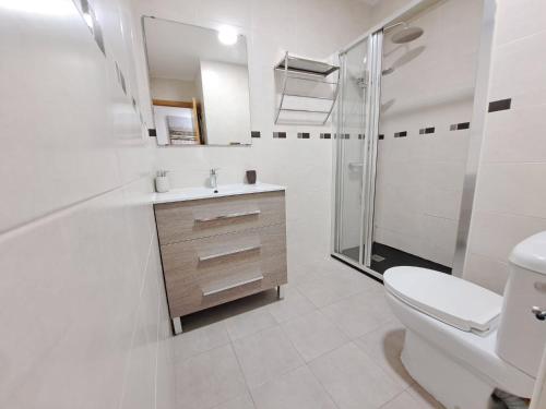 バレンシアにあるCéntrico apartamento en Valencia próximo parada de metro Ángel Guimeràの白いバスルーム(トイレ、シャワー付)