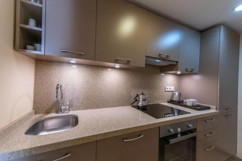 Kuchyň nebo kuchyňský kout v ubytování Sleeps 2, Modern Apartment with Shared Pool - AWZ 304, 2