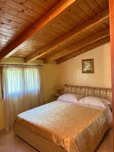 um quarto com uma cama grande e um tecto em madeira em Casa Vittoria em Vietri