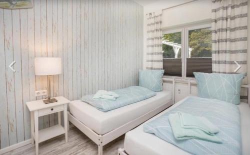 Zimmer mit 2 Betten und einem Fenster in der Unterkunft Nilles Huuske - Luxusferienwohnung in Ostseebad Sellin