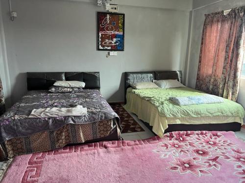 En eller flere senger på et rom på OYO 90797 Napoh Motel