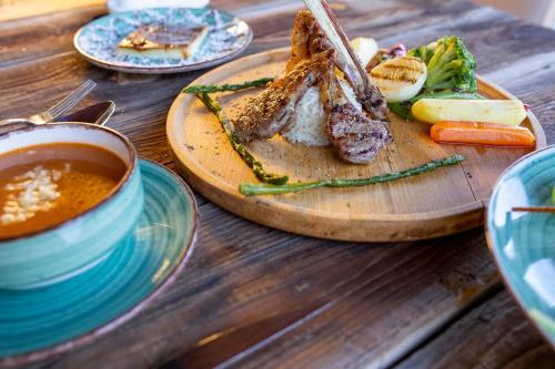 Makanan di atau berdekatan hotel
