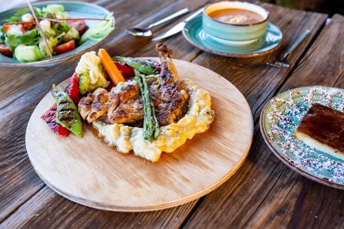 Makanan di atau berdekatan hotel