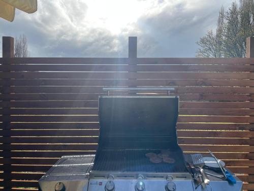 einen Grill mit etwas Essen vor einem Zaun in der Unterkunft Tiny home in the hills 