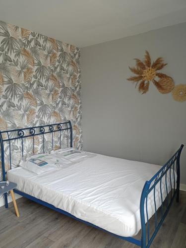 1 dormitorio con 1 cama con marco azul en Appart 3 chambres, en Noyen-sur-Sarthe