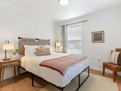 ein Schlafzimmer mit einem großen Bett und einem Fenster in der Unterkunft New River Gorge Retreat 10 min 2 Ace Resort in Oak Hill