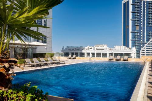 La Suite Dubai Hotel & Apartments في دبي: مسبح على سطح مبنى